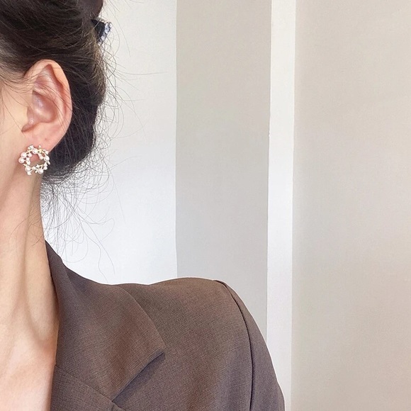 Pearly Diamond Wreath Floral Minimalist Mini Simple Delicate Gold Stud Earrings - Picture 4 of 8